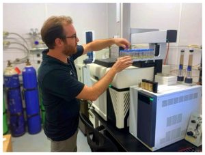  Dr. Iain Oswald preparing a series of samples in a 45 unit autosampler used to collect and transport the volatile aroma compounds into the 2D gas chromatography instrumentation.