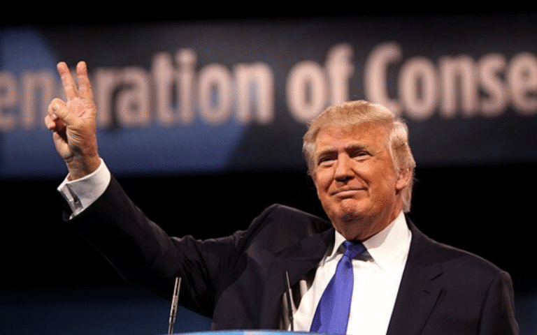 Tump holding up a peace sign.